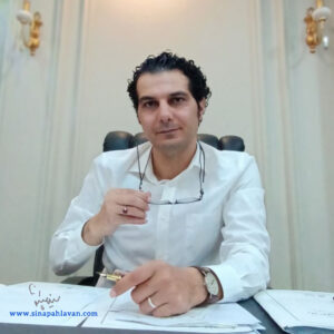 سینا پهلوان، در دفتر وکالت در حال نوشتن 